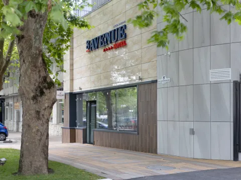8 AVENUE 4*